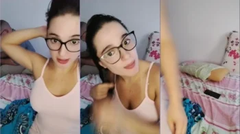 Ninfeta se despindo perto do pai