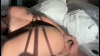 Vídeo caseiro da ibbivyy dando uma surra na xoxota